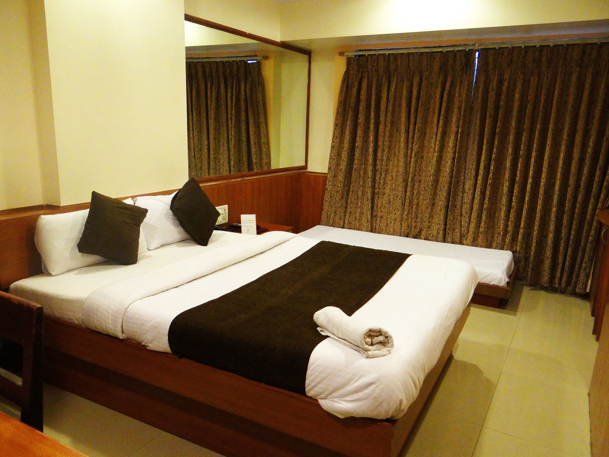 Lucky Hotel Goregaon Bombay Eksteriør billede